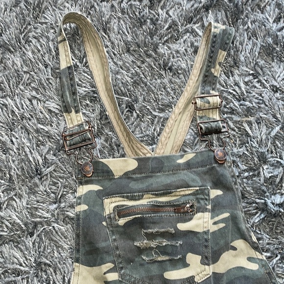 Forever 21 camo overall size small - Picture 3 of 13